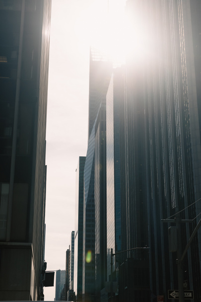 sluneční světlo na fasádách moderních výškových budov v centru New Yorku - Fotografie, Obrázek