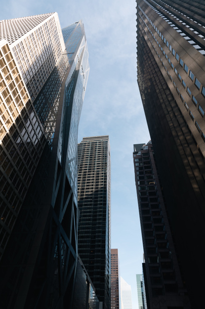 низкий угол обзора фасадов высотных зданий в центре Нью-Йорка - Фото, изображение