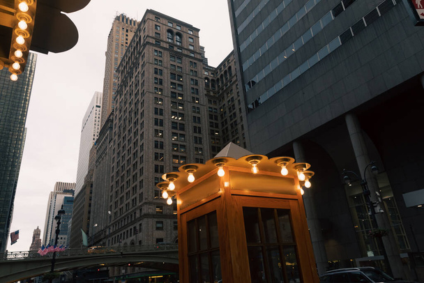 старинная телефонная будка с лампами на вечерней улице в Нью-Йорке - Фото, изображение