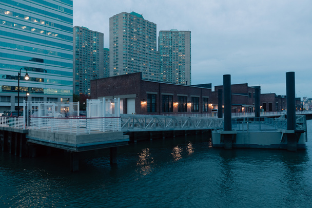 Hafen und Pier am Hudson River in der Nähe moderner Gebäude in New York City - Foto, Bild