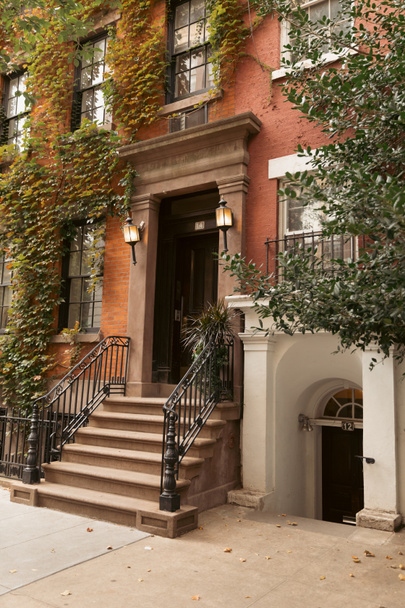 Haus mit Efeu und Laternen in der Nähe des Eingangs an der städtischen Straße im New Yorker Stadtteil Brooklyn Heights - Foto, Bild