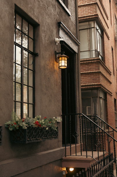 casas de piedra con balcones acristalados y linterna en el distrito de Brooklyn Heights de la ciudad de Nueva York - Foto, imagen