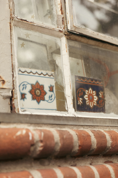 stare okno i płytki z kwiatowym wzorem w dzielnicy Brooklyn Heights w Nowym Jorku - Zdjęcie, obraz
