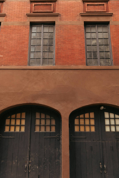 Holztüren an der Fassade eines Backsteingebäudes auf der Straße in New York City - Foto, Bild