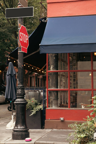 Стоп дорожный знак на городской улице в Нью-Йорке - Фото, изображение