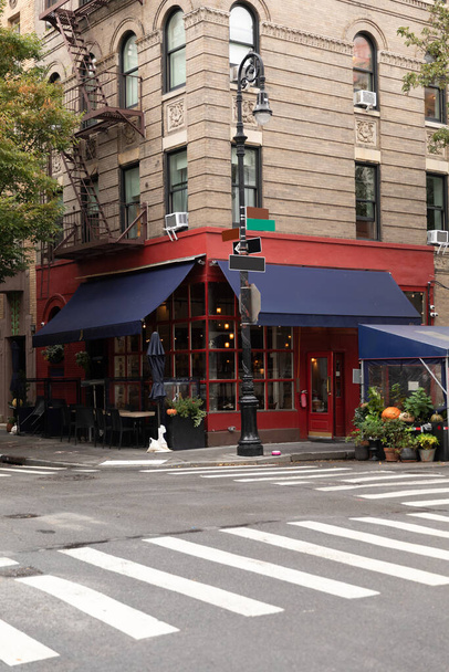 Cafe na rogu nowoczesnego budynku na ulicy w Nowym Jorku - Zdjęcie, obraz