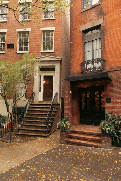 Entrances of houses on urban street of brooklyn heights in New York City - Foto, imagen