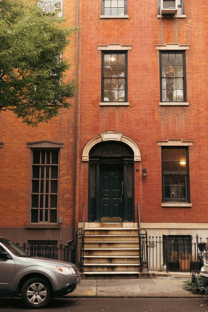 ニューヨークのブルックリン高さの通りにあるレンガ造りの家の入り口近くの車 - 写真・画像