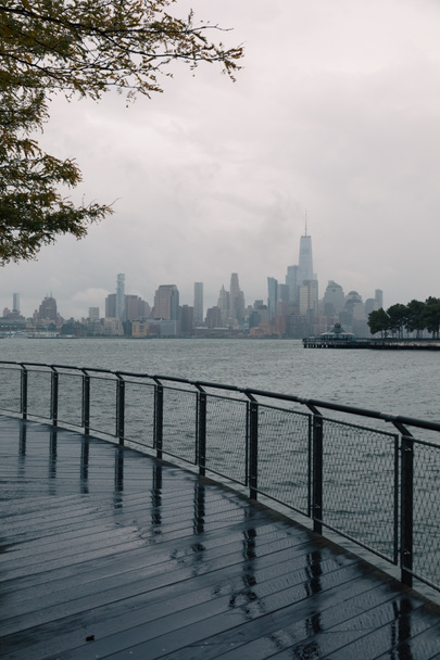Вид Всемирного торгового центра и реки Гудзон во время дождливой погоды в Нью-Йорке - Фото, изображение