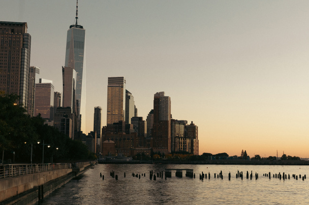 Небоскрёб Всемирного торгового центра и реки Гудзон в Нью-Йорке - Фото, изображение