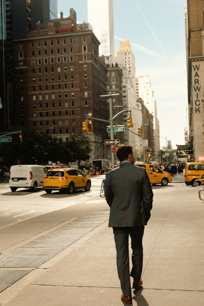 NEW YORK, USA - 11 OTTOBRE 2022: L'uomo cammina sul marciapiede sulla strada urbana di Manhattan  - Foto, immagini