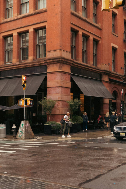 NEW YORK, USA - OCTOBER 11, 2022: People on urban street after rain in Manhattan  - Foto, Bild