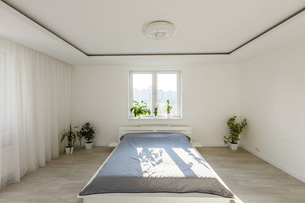 υπόλοιπο, εσωτερικό, άνεση και κλινοσκεπάσματα έννοια - κρεβάτι στο υπνοδωμάτιο σπίτι - Φωτογραφία, εικόνα
