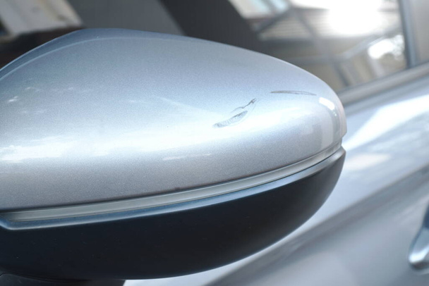 подряпина від нещасного випадку на срібному кольорі автомобіля вид збоку дзеркало фон і текстура
 - Фото, зображення