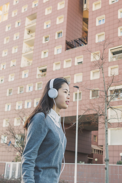 Joven hermosa chica china con auriculares
 - Foto, Imagen