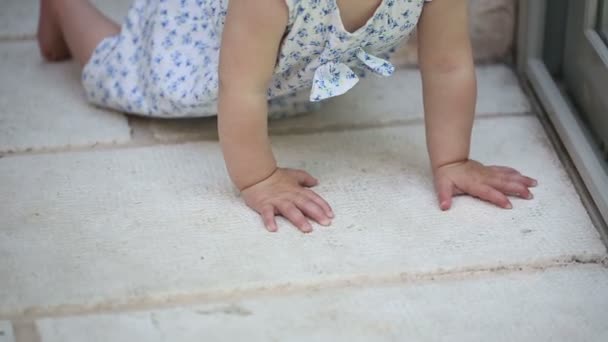 Baby crawling on the floor - Video, Çekim