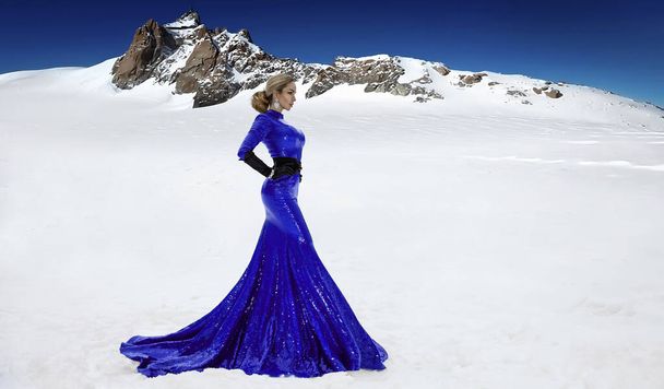 Kaunis tyylikäs nainen hämmästyttävä sininen paljetti puku on poseeraa ulkona vuorilla maisemaa. Hollywood-tyyliä, muotia, kauneutta. Eleganssi. - Valokuva, kuva