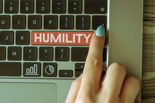 Znak ukazující pokoru, obchodní přehled být pokorný je ctnost necítit příliš nadřazený - Fotografie, Obrázek