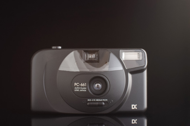 Amateur film point & shoot camera geïsoleerd met kopie ruimte - Foto, afbeelding