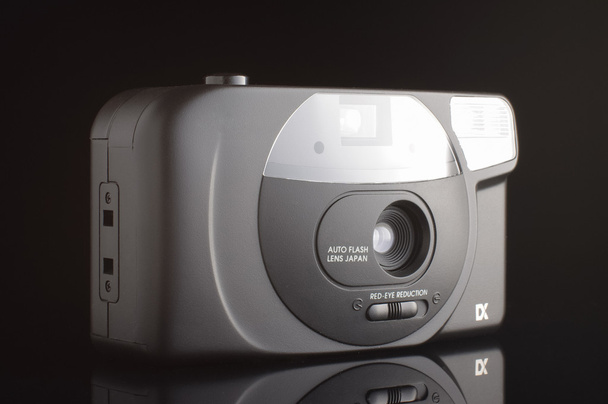 Fotocamera pellicola obsoleta isolata sullo sfondo nero
 - Foto, immagini