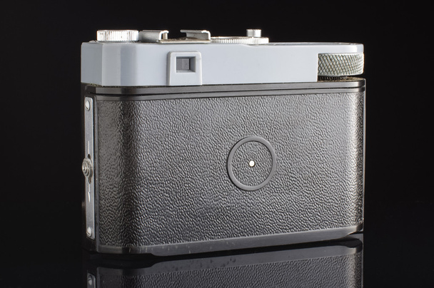 Παλιά ταινία κάμερα πίσω με σκόπευτρο που απομονώνονται σε μαύρο υπόβαθρο - Φωτογραφία, εικόνα