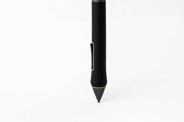 Графічний планшет з ручкою на білому тлі
 - Фото, зображення