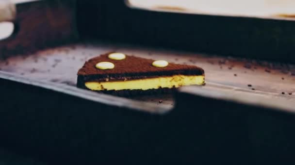 Chocolade taart met passievrucht op een houten dienblad met decoraties. - Video