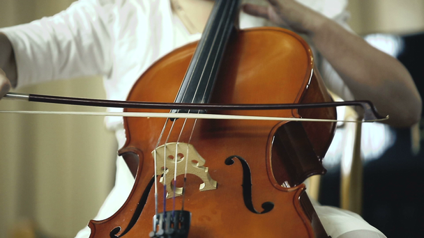 Žena dítě hraje na violoncello - Záběry, video
