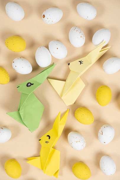 Happy Easter - bunnies made of origami paper, eggs, top view. - Foto, immagini