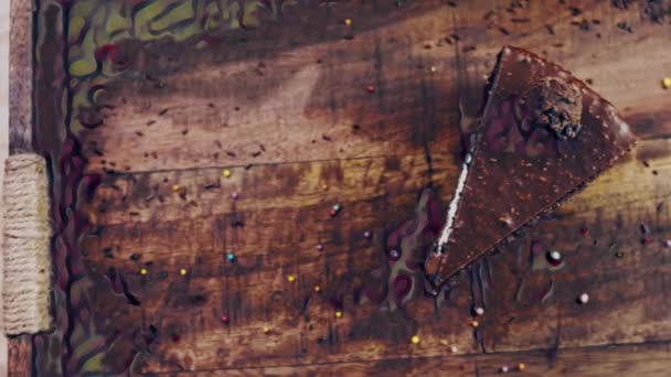 Торт Ферреро Роше на деревянном подносе с украшениями, - Кадры, видео