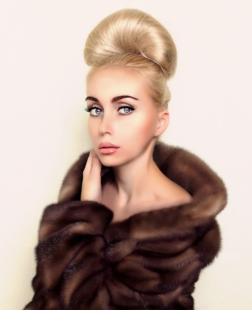 Modelo de moda en abrigo de piel de visón marrón
 - Foto, imagen
