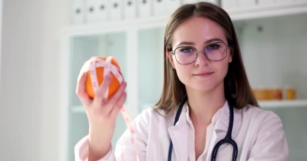 A táplálkozási orvos méri a narancsot, és egészséges étrendet javasol. Az elhízás és a kiegyensúlyozott étrend elleni küzdelem - Felvétel, videó