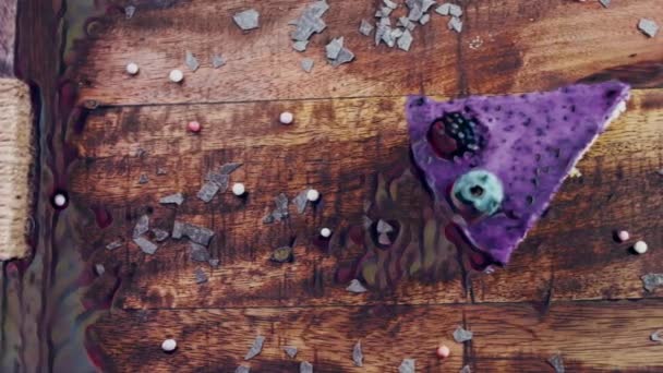 Provençaalse taart met bosbessen en lavendel op een houten dienblad met decoraties. - Video