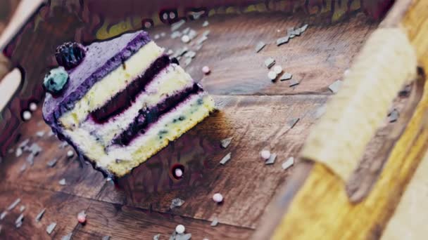 Provenzalischer Kuchen mit Blaubeeren und Lavendel auf einem Holzblech mit Verzierungen. - Filmmaterial, Video