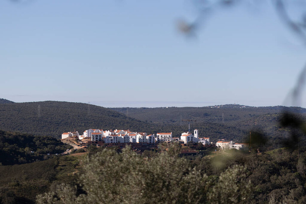 Вид на розкішний житловий комплекс на вершині пагорба в регіоні Інтер'єр-у-Лоуле (Алгарве, Португалія).. - Фото, зображення