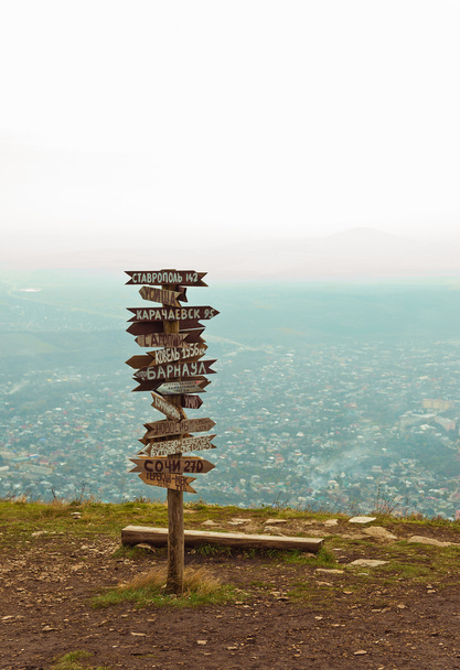Osoittimet etäisyydet vuoren huipulla Mashuk
 - Valokuva, kuva
