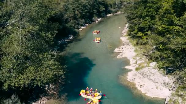 Ludzie rafting rzeki na łodzi.Tara rzeka rafting.4k drone strzał nad kanionem Tara w Czarnogórze.Limpid świeża czysta woda rzeczna i skały.Calm krajobraz przyrody Czarnogóry i dzikiego sportu. - Materiał filmowy, wideo
