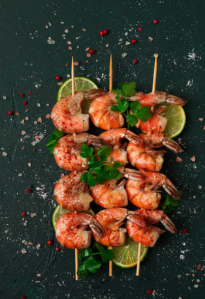 Shrimp kebab, with spices, lime, on wooden skewers, top view, no people, - Fotoğraf, Görsel