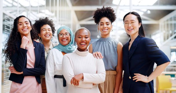 Vrouwen, diversiteit en empowerment, portret van team in HR-afdeling bij creatieve marketing startup bedrijf. Teamwork, kracht en zelfverzekerde groep vrolijke vrouwen met glimlach en leiderschap human resources. - Foto, afbeelding