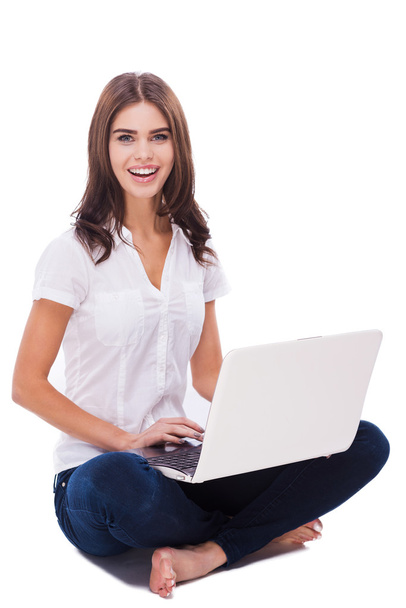 Woman working on laptop - Foto, afbeelding