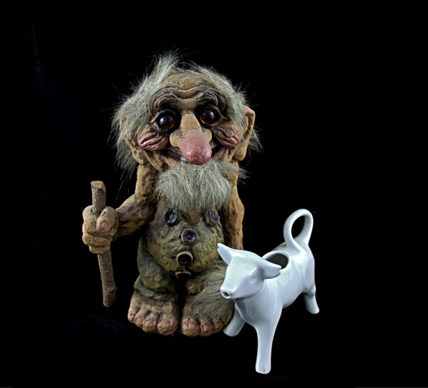 Noorse troll beeldje met wandelstok en porselein koe - Foto, afbeelding