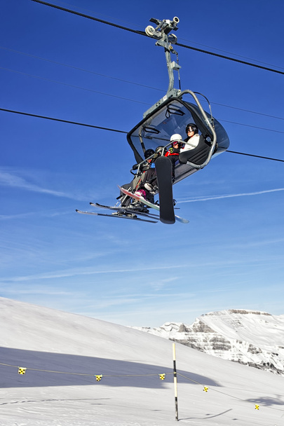 Rodina na lyže a snowboardy v kabině lanovky - Fotografie, Obrázek