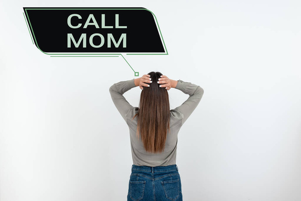 Εννοιολογική λεζάντα Call Mom, Concept που σημαίνει προσπάθεια επικοινωνίας με τη μητέρα χρησιμοποιώντας το smartphone - Φωτογραφία, εικόνα