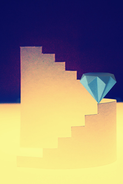 composición de papel con escaleras y diamante
 - Foto, Imagen