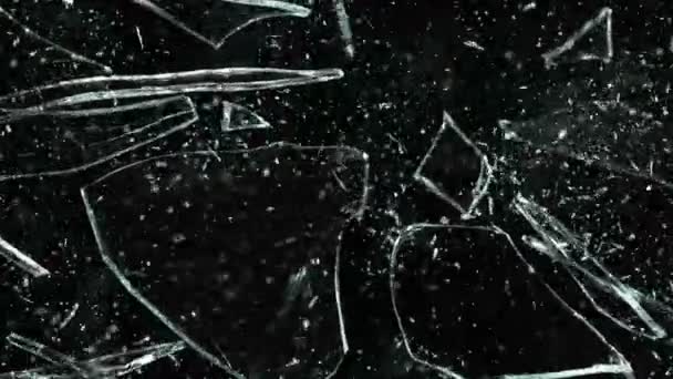 Super Slow Motion Shot van Real Glass Break op 1000 fps geïsoleerd op zwarte achtergrond. - Video