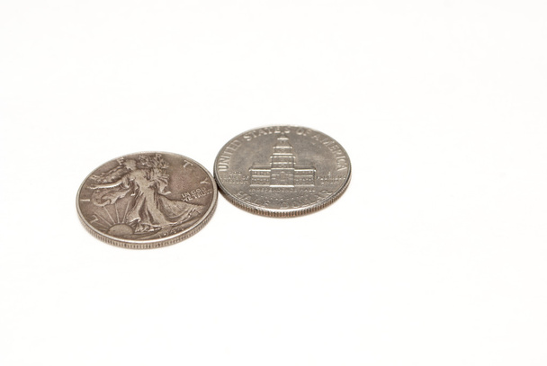 Peníze, mince na bílém pozadí - Fotografie, Obrázek