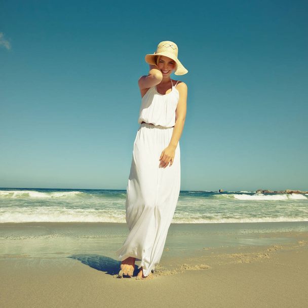 La playa resalta mi felicidad. Retrato de una hermosa joven disfrutando de un día en la playa - Foto, Imagen
