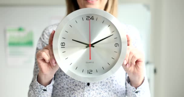 Business woman holding wall clock in hands closeup 4k movie slow motion. Procrastination concept - Filmagem, Vídeo