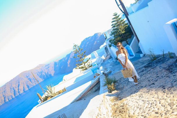 Fiatal nő híres főváros Fira-Santorini-sziget, Görögország - Fotó, kép