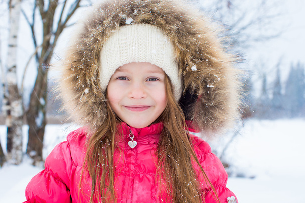 Чарівна маленька дівчинка на відкритому повітрі в зимовий день снігу
 - Фото, зображення
